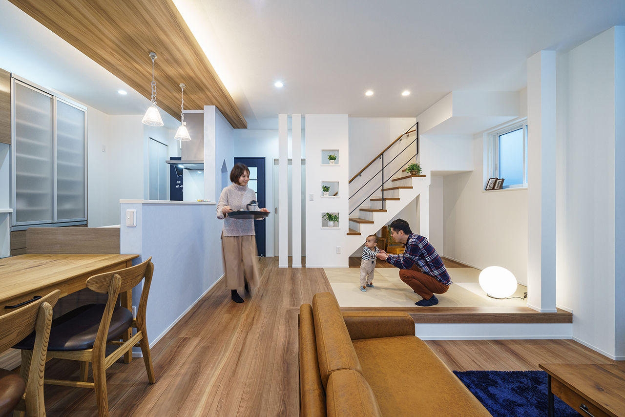 Yoshikawa architecture/吉川建築 【ダウンフロアリビング｜天井高3ｍ｜階段下収納｜ナチュラルデザイン】メリハリのある空間使いの建築実例画像2