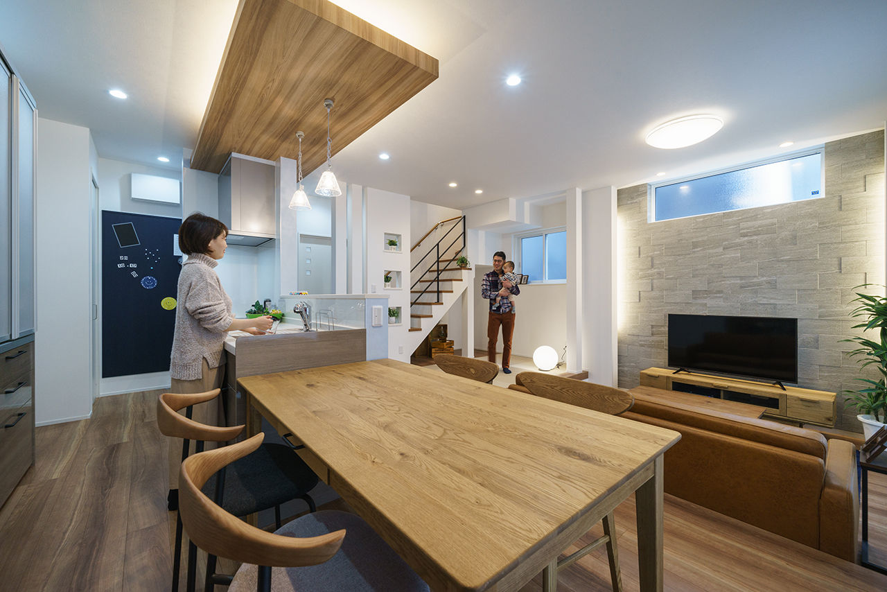 Yoshikawa architecture/吉川建築 【ダウンフロアリビング｜天井高3ｍ｜階段下収納｜ナチュラルデザイン】メリハリのある空間使いの建築実例画像3