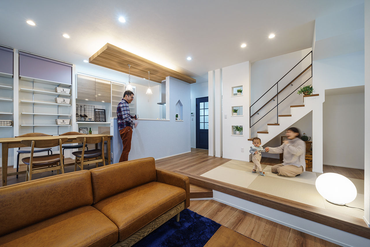 Yoshikawa architecture/吉川建築 【ダウンフロアリビング｜天井高3ｍ｜階段下収納｜ナチュラルデザイン】メリハリのある空間使いの建築実例画像4