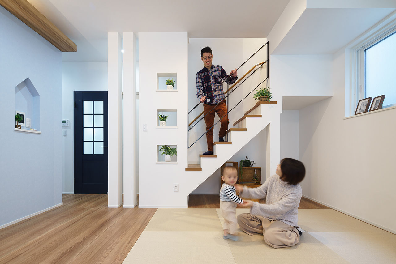 Yoshikawa architecture/吉川建築 【ダウンフロアリビング｜天井高3ｍ｜階段下収納｜ナチュラルデザイン】メリハリのある空間使いの建築実例画像5
