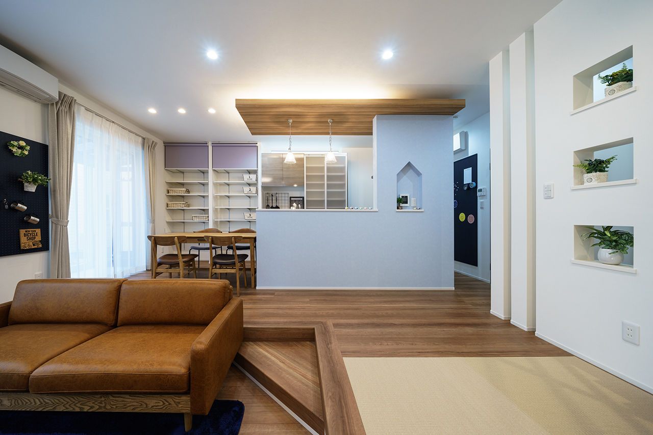 Yoshikawa architecture/吉川建築 【ダウンフロアリビング｜天井高3ｍ｜階段下収納｜ナチュラルデザイン】メリハリのある空間使いの建築実例画像7