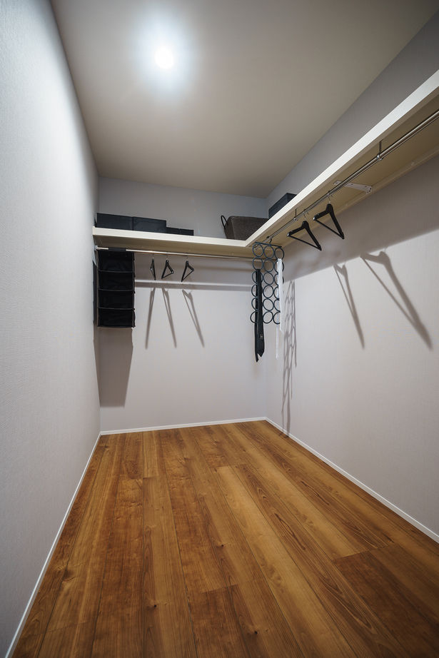 Yoshikawa architecture/吉川建築 【ダウンフロアリビング｜天井高3ｍ｜階段下収納｜ナチュラルデザイン】メリハリのある空間使いの建築実例画像9