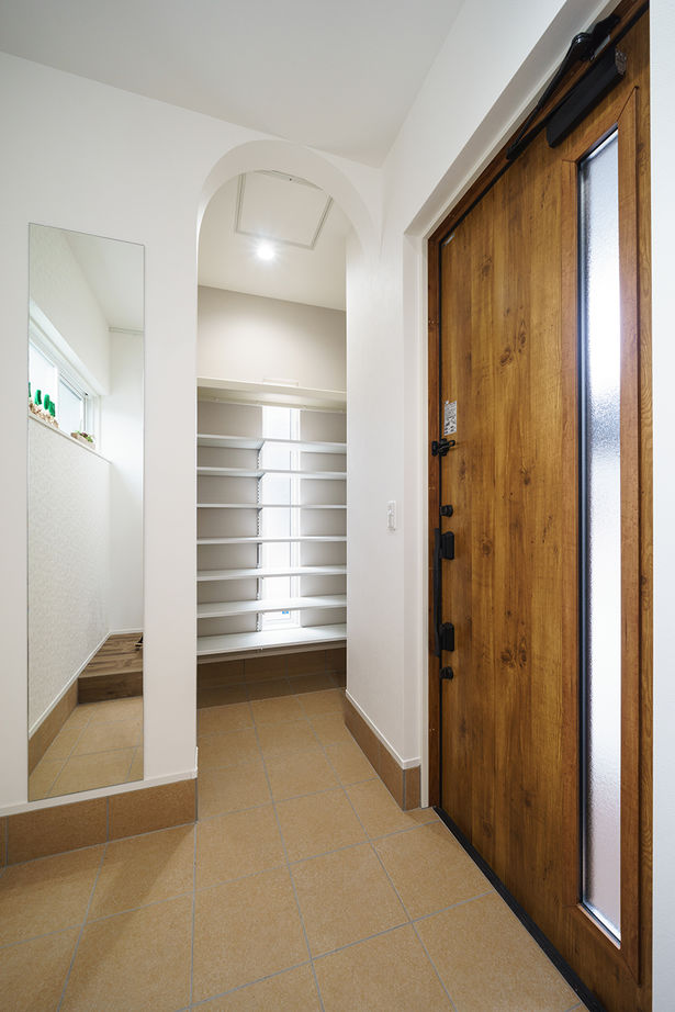 Yoshikawa architecture/吉川建築 【ダウンフロアリビング｜天井高3ｍ｜階段下収納｜ナチュラルデザイン】メリハリのある空間使いの建築実例画像10