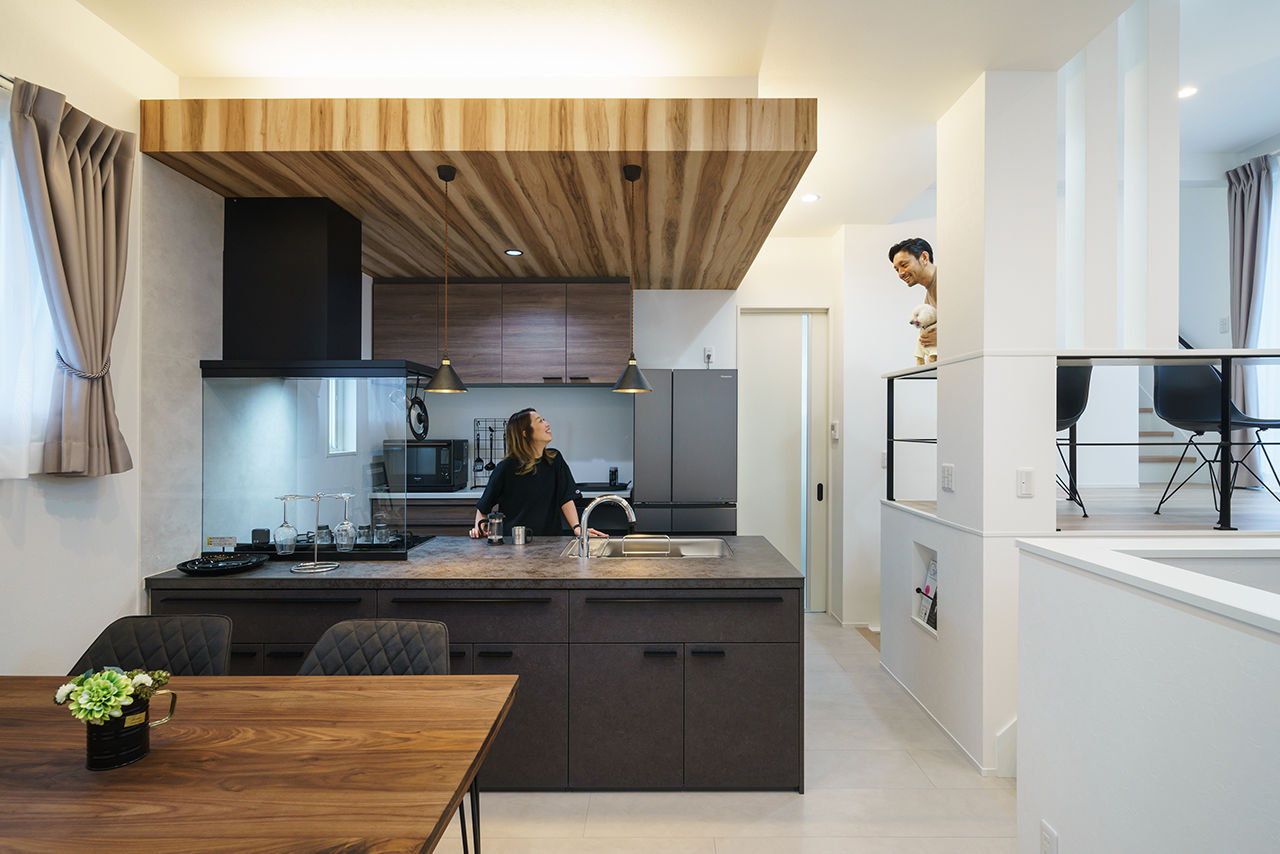 Yoshikawa architecture/吉川建築 【こだわりキッチン｜スキップフロア｜スピーカー機能搭載ダウンライト】キッチンを主役に考えた家の建築実例画像2