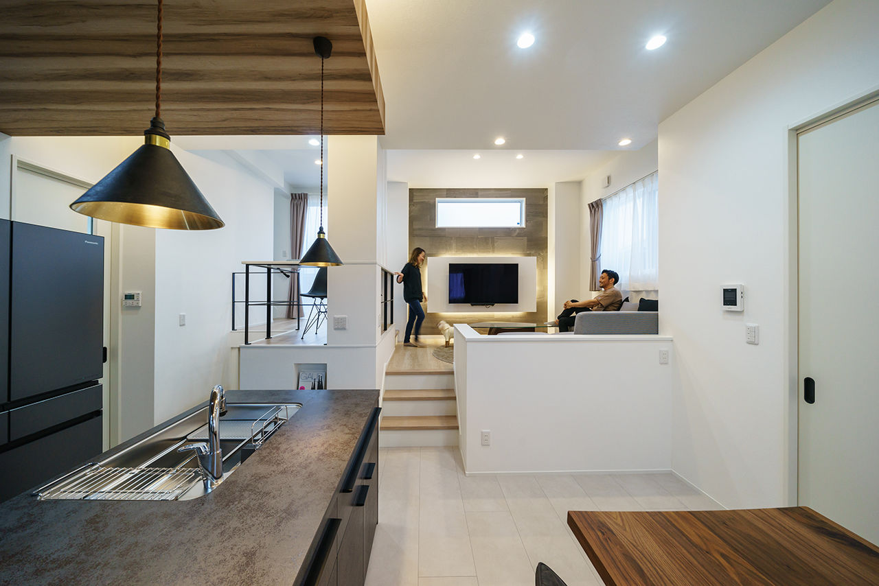 Yoshikawa architecture/吉川建築 【こだわりキッチン｜スキップフロア｜スピーカー機能搭載ダウンライト】キッチンを主役に考えた家の建築実例画像3