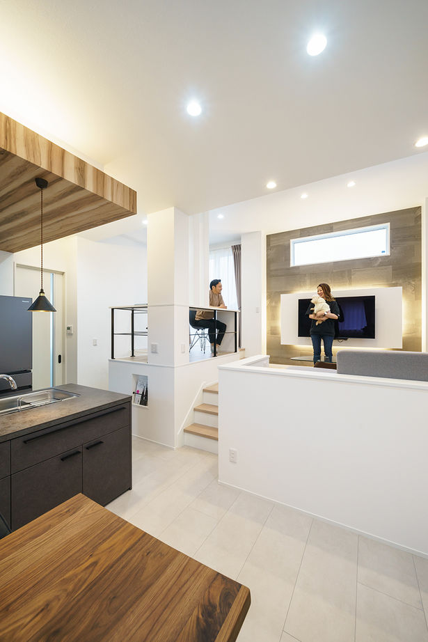 Yoshikawa architecture/吉川建築 【こだわりキッチン｜スキップフロア｜スピーカー機能搭載ダウンライト】キッチンを主役に考えた家の建築実例画像8