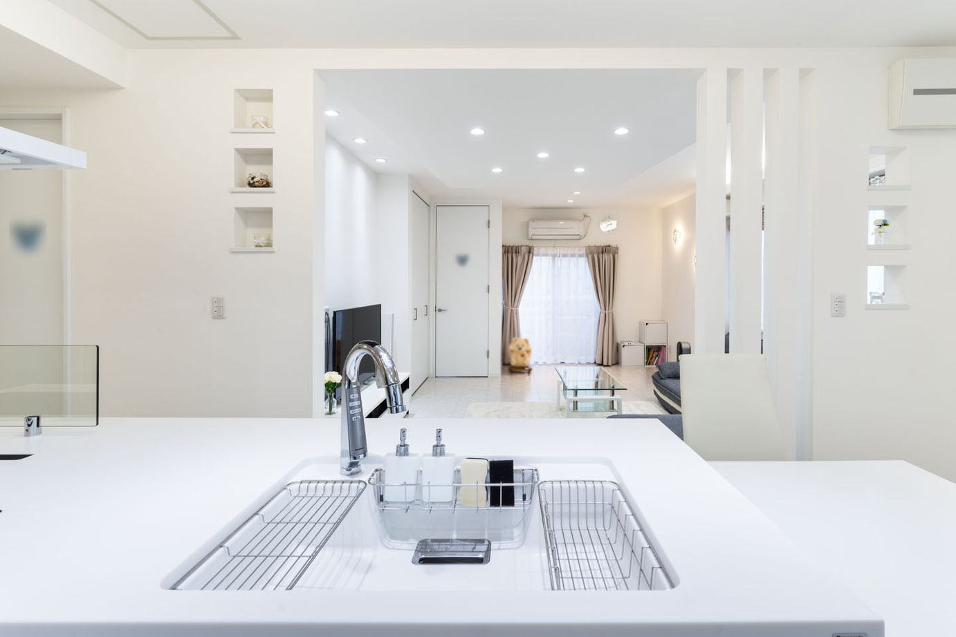 Yoshikawa architecture/吉川建築 【2000万円台/アイランドキッチン/ドレッシングルーム】開放感のあるクールホワイトの家の建築実例画像6