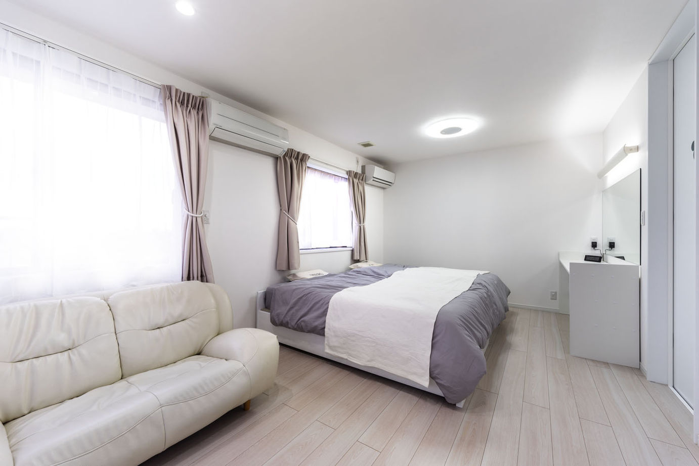 Yoshikawa architecture/吉川建築 【2000万円台/アイランドキッチン/ドレッシングルーム】開放感のあるクールホワイトの家の建築実例画像9