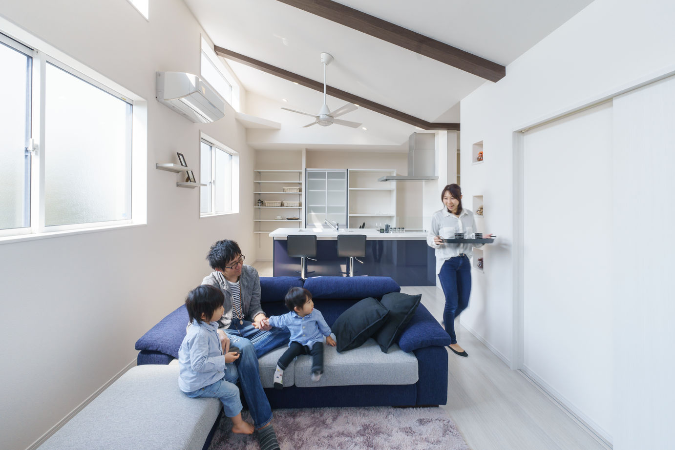 Yoshikawa architecture/吉川建築 【2000万円台/2階リビング】2階リビングのホワイトクールな家の建築実例画像