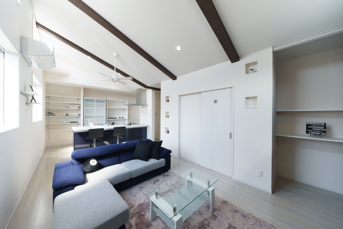 Yoshikawa architecture/吉川建築 【2000万円台/2階リビング】2階リビングのホワイトクールな家の建築実例画像2