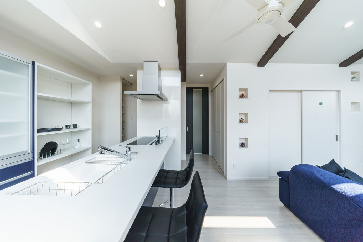 Yoshikawa architecture/吉川建築 【2000万円台/2階リビング】2階リビングのホワイトクールな家の建築実例画像3