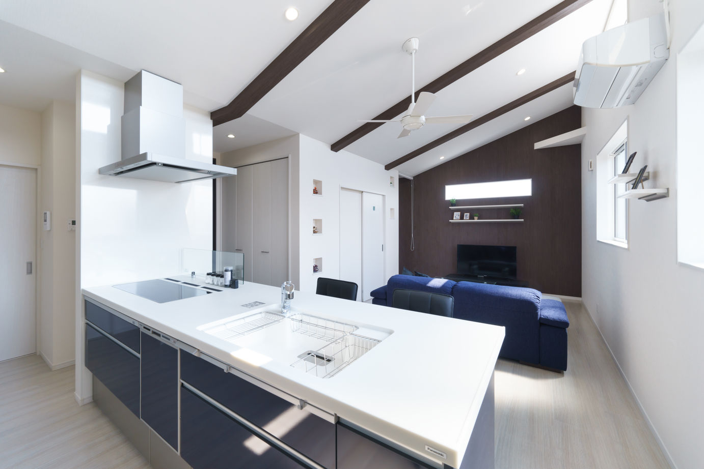 Yoshikawa architecture/吉川建築 【2000万円台/2階リビング】2階リビングのホワイトクールな家の建築実例画像4