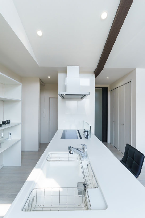 Yoshikawa architecture/吉川建築 【2000万円台/2階リビング】2階リビングのホワイトクールな家の建築実例画像5