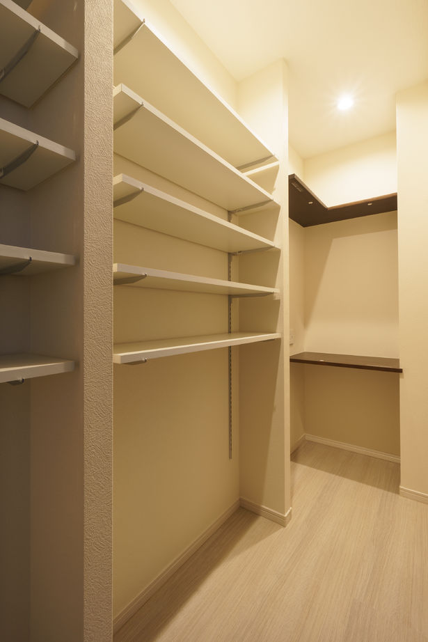 Yoshikawa architecture/吉川建築 【2000万円台/2階リビング】2階リビングのホワイトクールな家の建築実例画像9