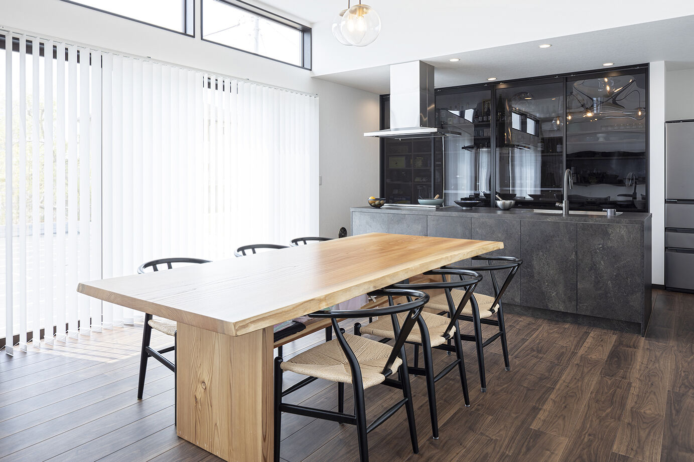 ヤマノ【埼玉県】 【平屋／ランドリースペース／間取図】多彩な素材が組み合わされたラグジュアリーな平屋の建築実例画像5