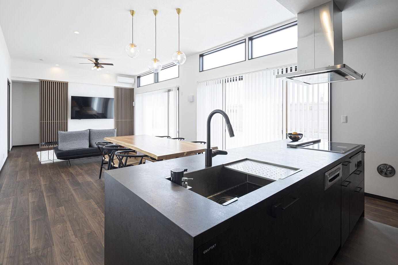 ヤマノ【埼玉県】 【平屋／ランドリースペース／間取図】多彩な素材が組み合わされたラグジュアリーな平屋の建築実例画像6