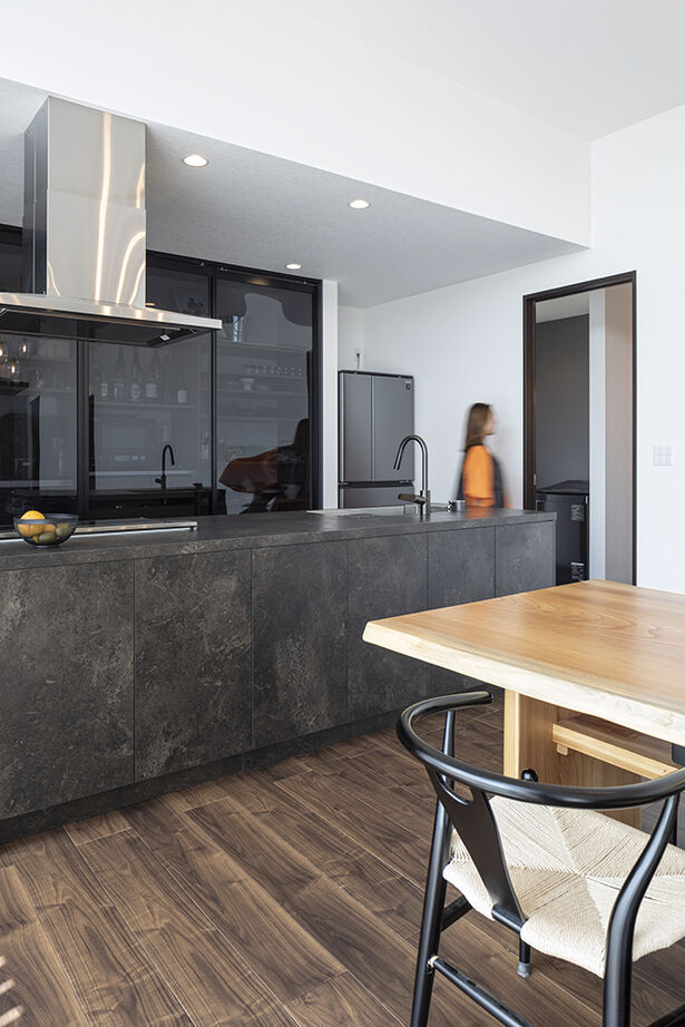 ヤマノ【埼玉県】 【平屋／ランドリースペース／間取図】多彩な素材が組み合わされたラグジュアリーな平屋の建築実例画像8