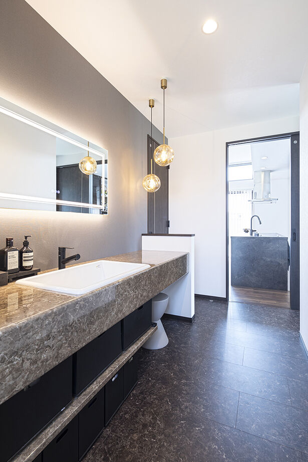 ヤマノ【埼玉県】 【平屋／ランドリースペース／間取図】多彩な素材が組み合わされたラグジュアリーな平屋の建築実例画像11