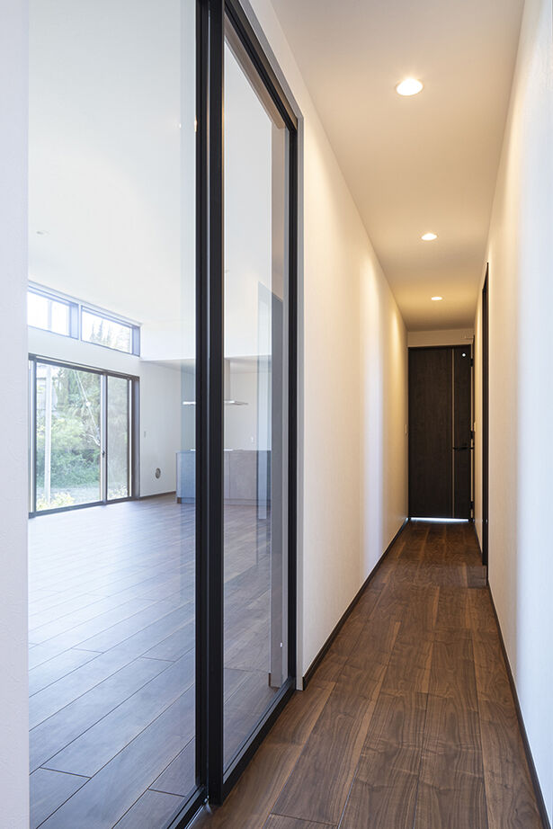 ヤマノ【埼玉県】 【平屋／ランドリースペース／間取図】多彩な素材が組み合わされたラグジュアリーな平屋の建築実例画像17