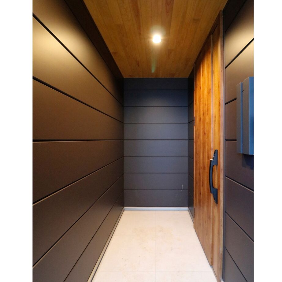 CLAVIS 【2000万円台／間取り図あり／約32坪の家】ブラック×金属サイディング／吹き抜けとお庭のあるモダンなお家の建築実例画像2