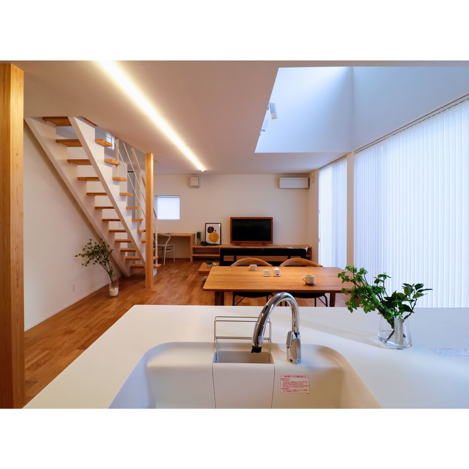 CLAVIS 【2000万円台／間取り図あり／約32坪の家】ブラック×金属サイディング／吹き抜けとお庭のあるモダンなお家の建築実例画像3