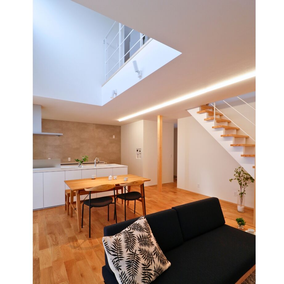 CLAVIS 【2000万円台／間取り図あり／約32坪の家】ブラック×金属サイディング／吹き抜けとお庭のあるモダンなお家の建築実例画像4