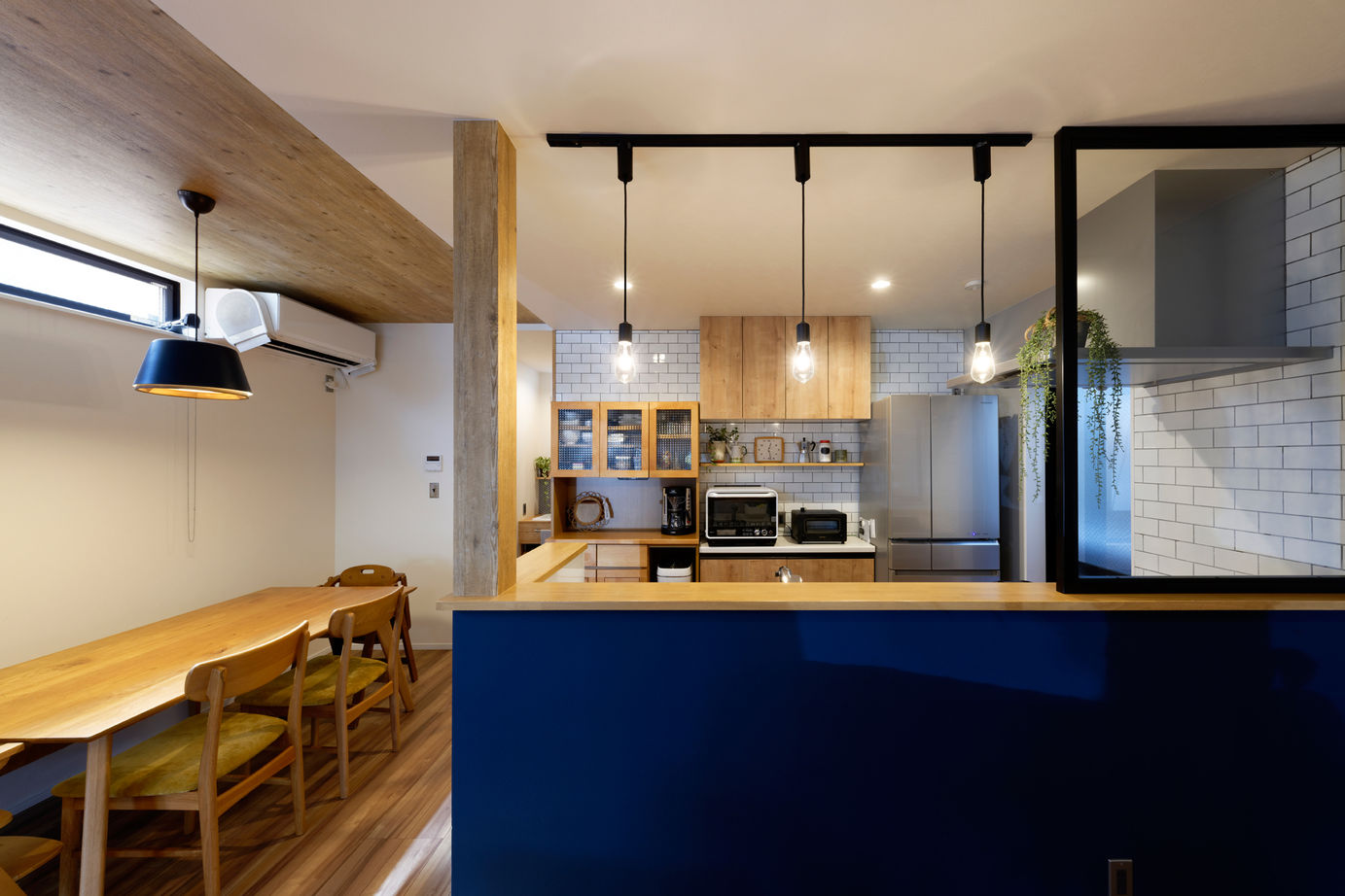 シーキューブ 【敷地20坪台/狭小/間取り】濃いブルー×アイアン カッコよさが光るヴィンテージ風のお家の建築実例画像2