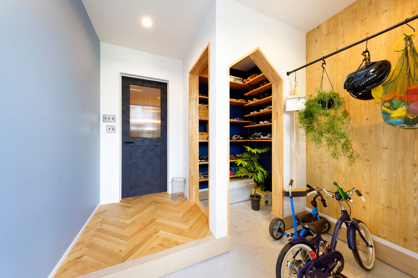 シーキューブ 【敷地20坪台/狭小/間取り】濃いブルー×アイアン カッコよさが光るヴィンテージ風のお家の建築実例画像3