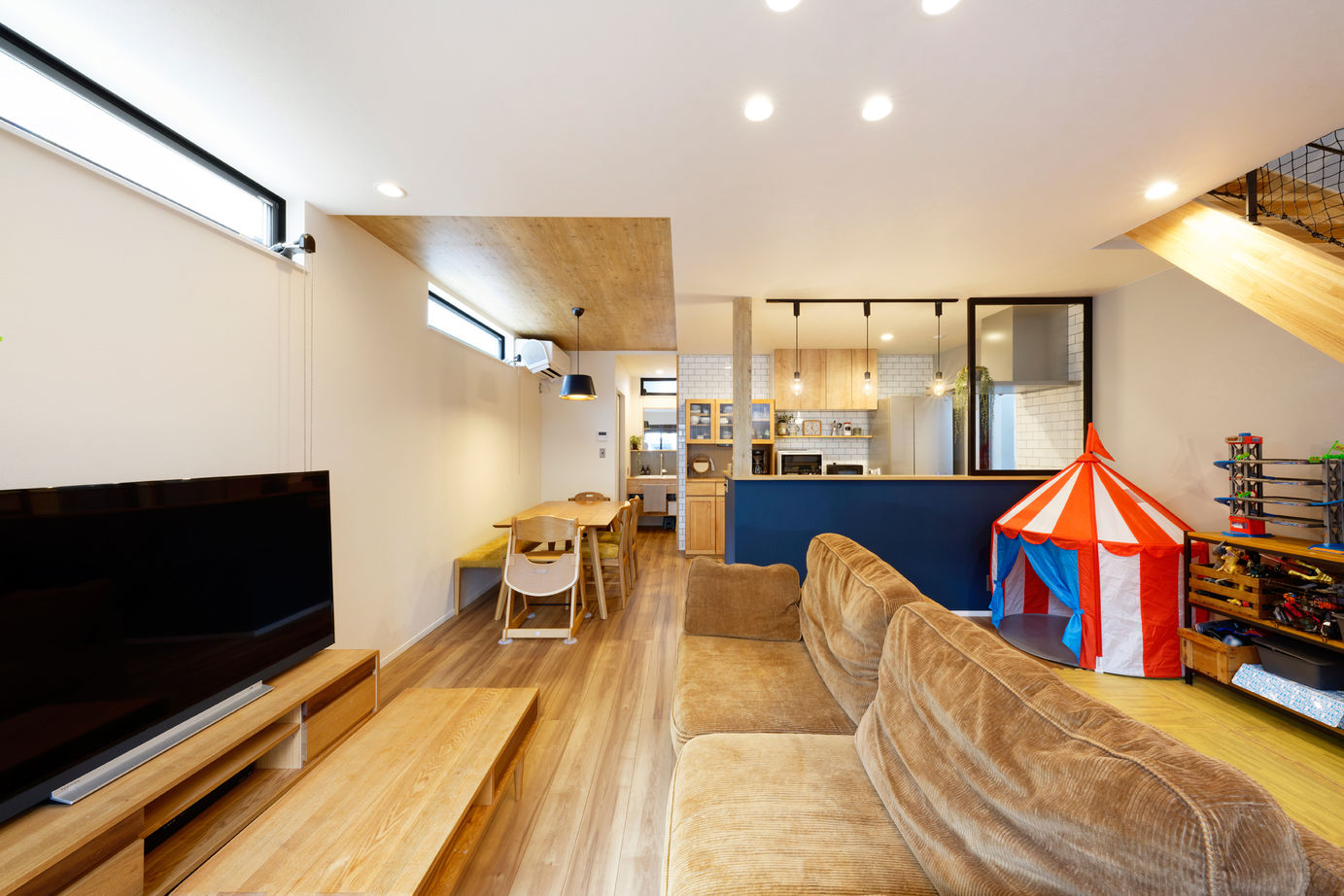 シーキューブ 【敷地20坪台/狭小/間取り】濃いブルー×アイアン カッコよさが光るヴィンテージ風のお家の建築実例画像5