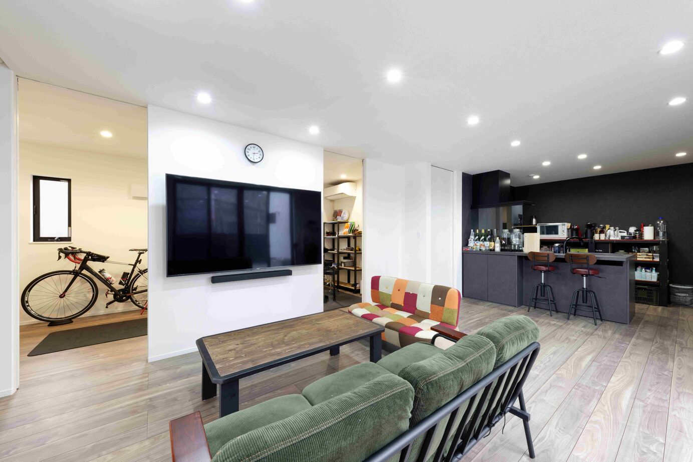 シーキューブ 【2000万円台/間取り図あり/ガレージ】機能性×ラグジュアリー。建築家と建てた美しい平屋の建築実例画像3