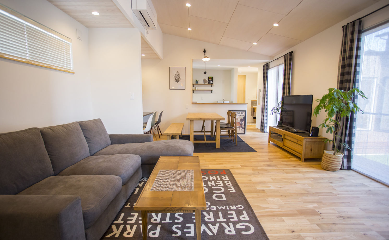 テクノホーム 【間取り図有】視線を気にせずのんびり過ごす『幸せな家族時間』。コの字を描いた「平屋」の住まいの建築実例画像2