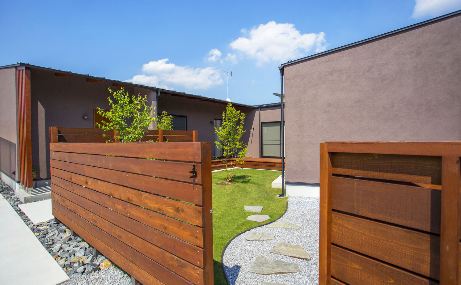 テクノホーム 【間取り図有】視線を気にせずのんびり過ごす『幸せな家族時間』。コの字を描いた「平屋」の住まいの建築実例画像18