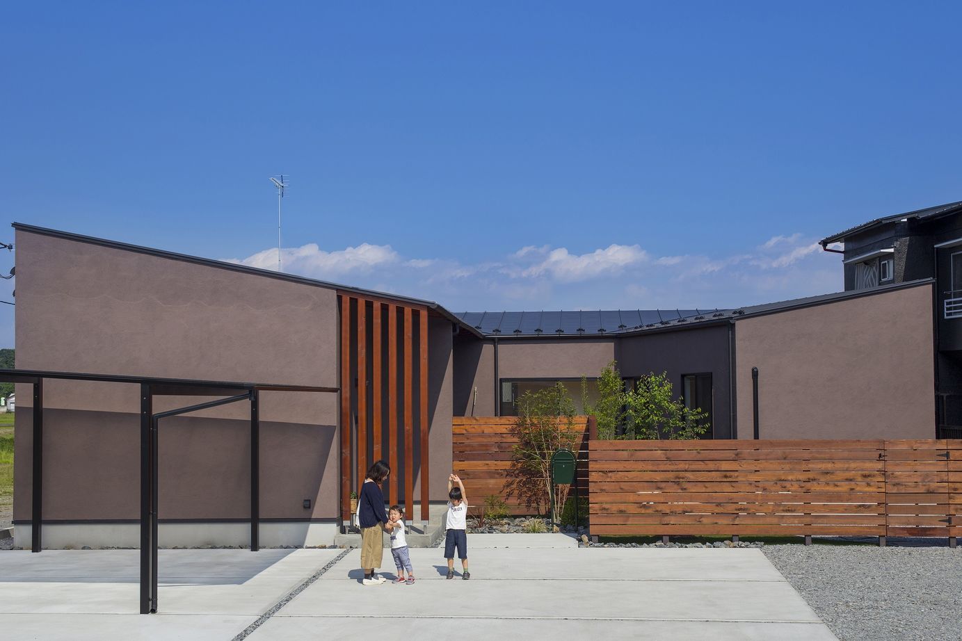 テクノホーム 【間取り図有】視線を気にせずのんびり過ごす『幸せな家族時間』。コの字を描いた「平屋」の住まいの建築実例画像19