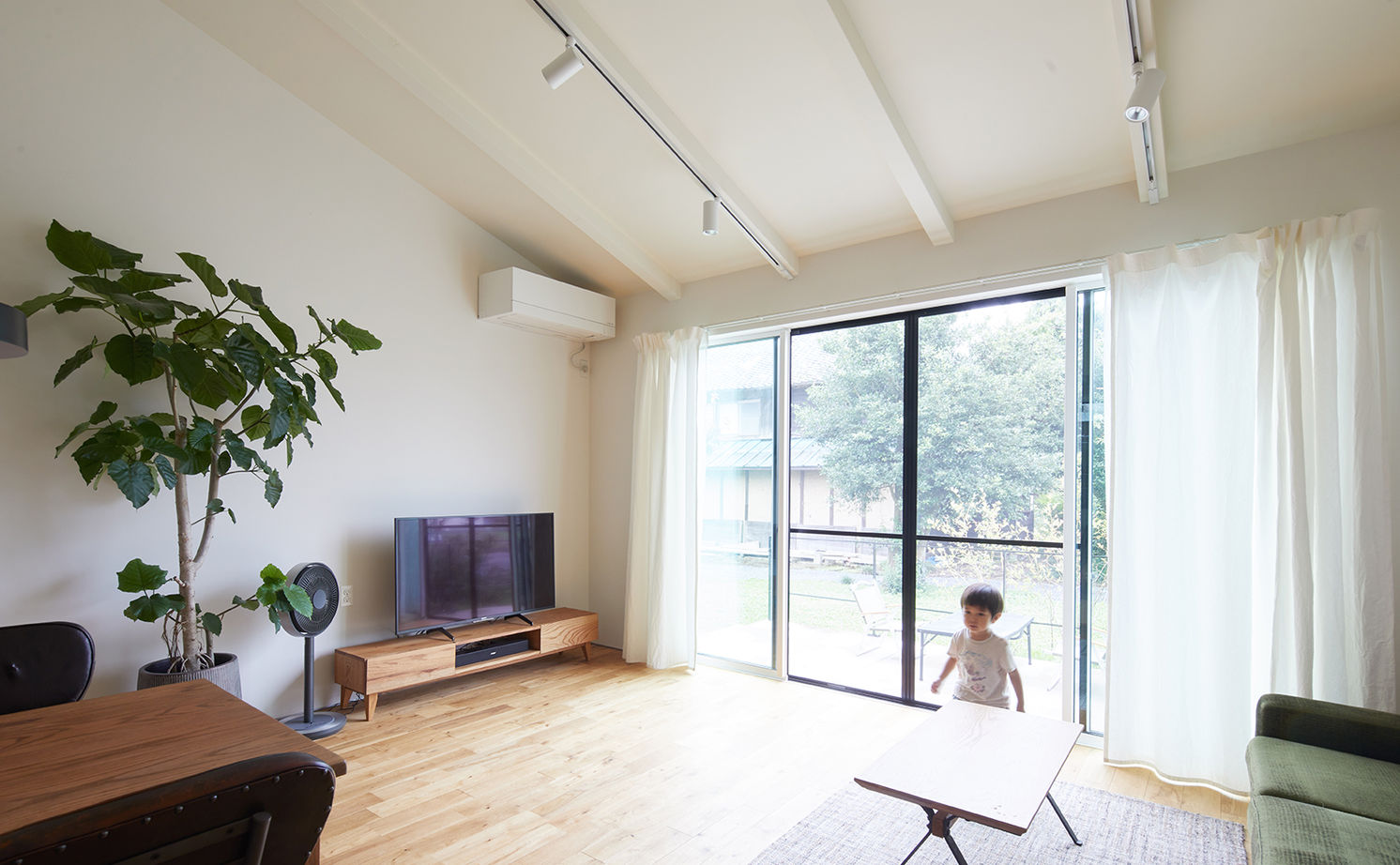 テクノホーム 【間取り図有】自分らしさを「本物」の素材で描く。緑・光・風に包まれる平屋で過ごす、スローライフな日々の建築実例画像6