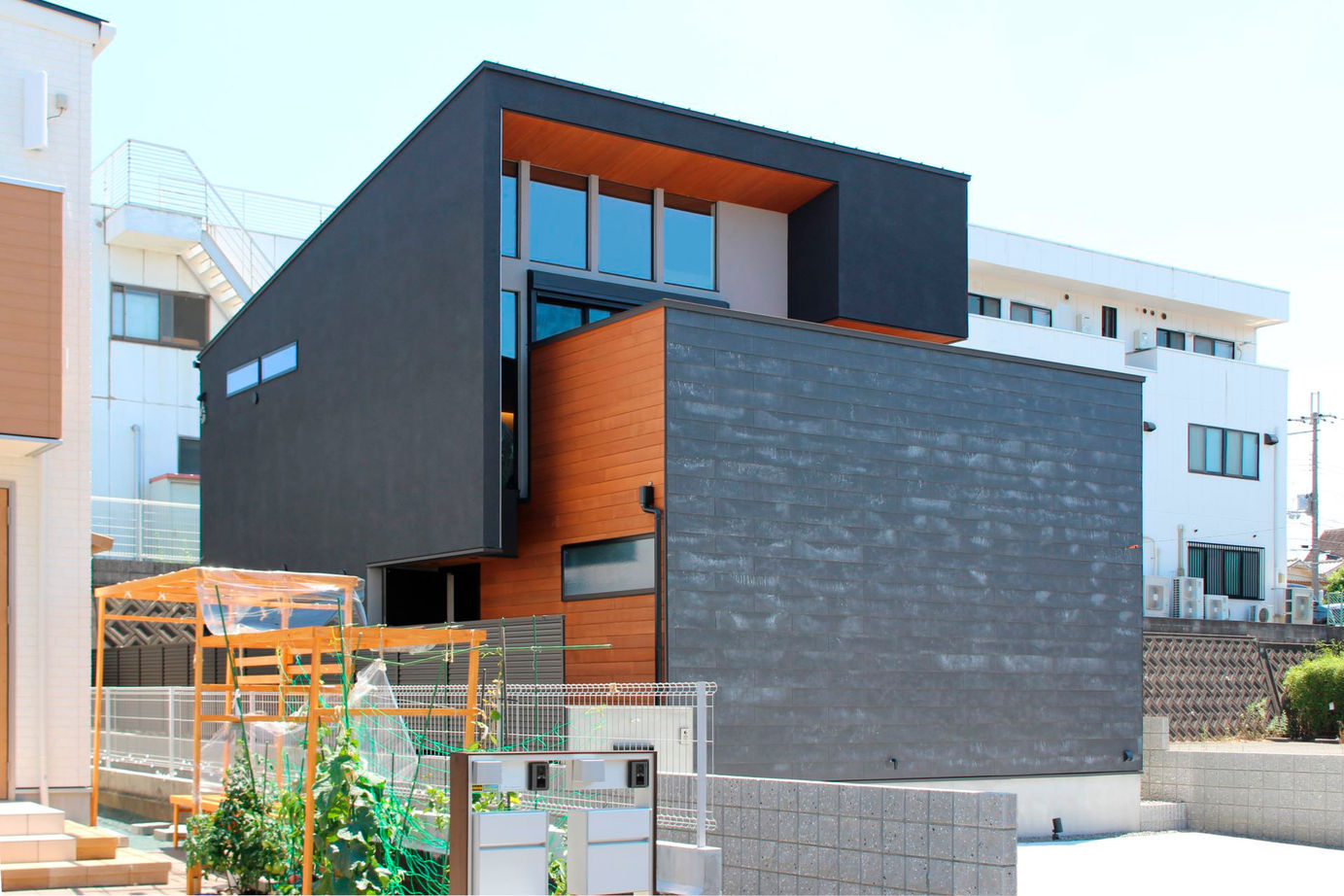 Grand Living（グランリビング） 『TWO BLOCKS』【大阪府／2000万円台／2階リビング／キューブ型外観／スタディルーム】の建築実例画像1