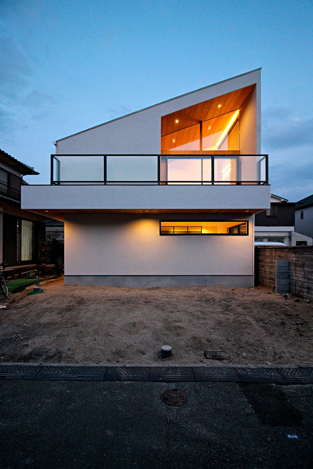 Grand Living（グランリビング） 『BASE』【大阪府／2000万円台／造作家具／壁付けキッチン／ガラス張り／2階ウッドデッキ】の建築実例画像1