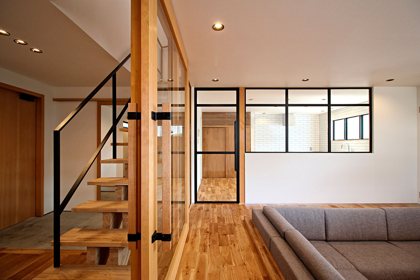 Grand Living（グランリビング） 『BASE』【大阪府／2000万円台／造作家具／壁付けキッチン／ガラス張り／2階ウッドデッキ】の建築実例画像3