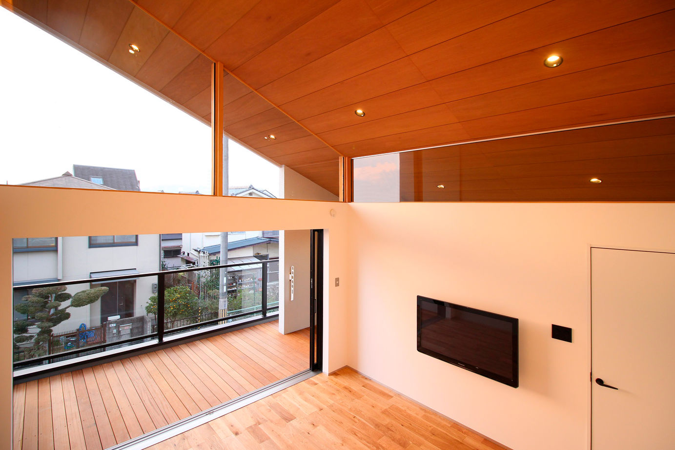 Grand Living（グランリビング） 『BASE』【大阪府／2000万円台／造作家具／壁付けキッチン／ガラス張り／2階ウッドデッキ】の建築実例画像4