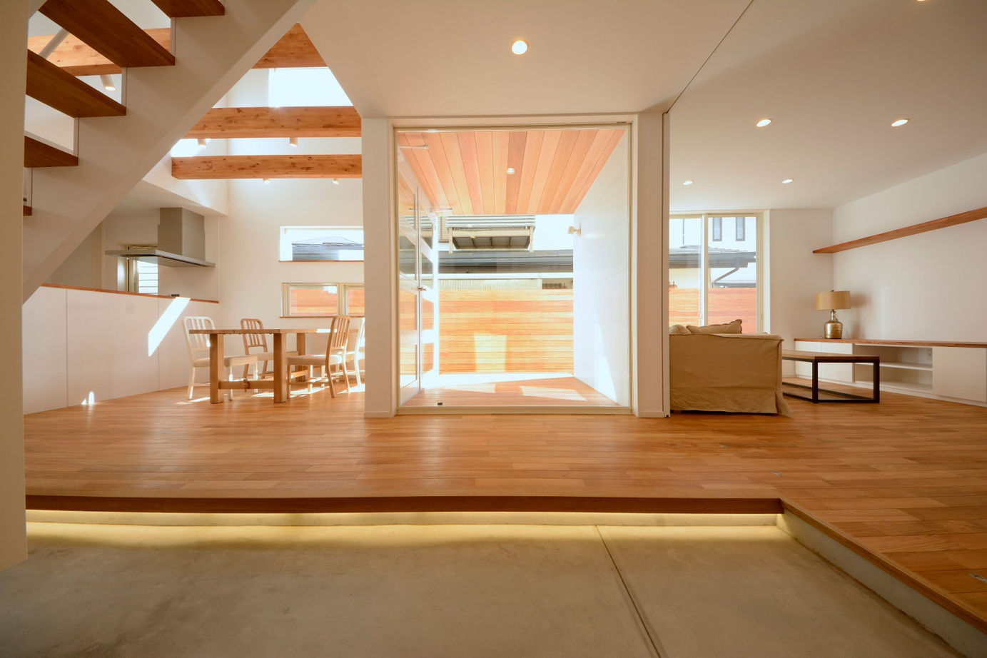 Grand Living（グランリビング） 『白をdesignする邸』【大阪府／2000万円台／中庭／吹き抜け／土間／間取り図あり】の建築実例画像2