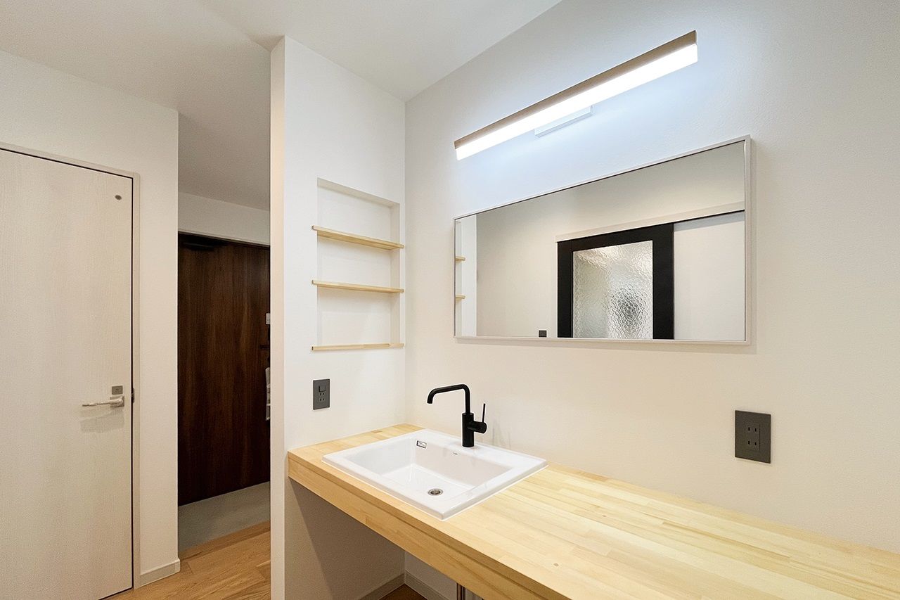 十和建設（TOWA＋） 無骨な素材で魅せる大人カッコいいインナーガレージのあるお家の建築実例画像2