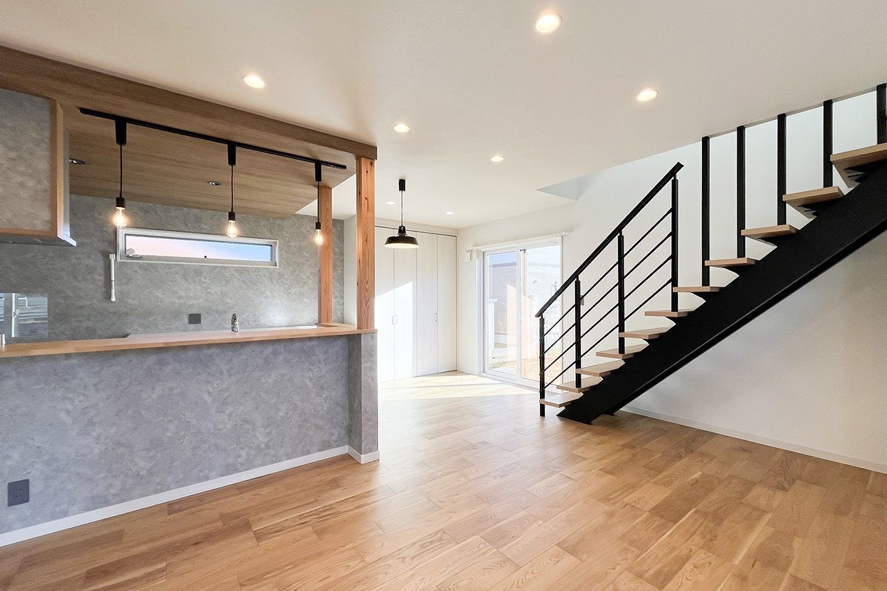 十和建設（TOWA＋） 無骨な素材で魅せる大人カッコいいインナーガレージのあるお家の建築実例画像3