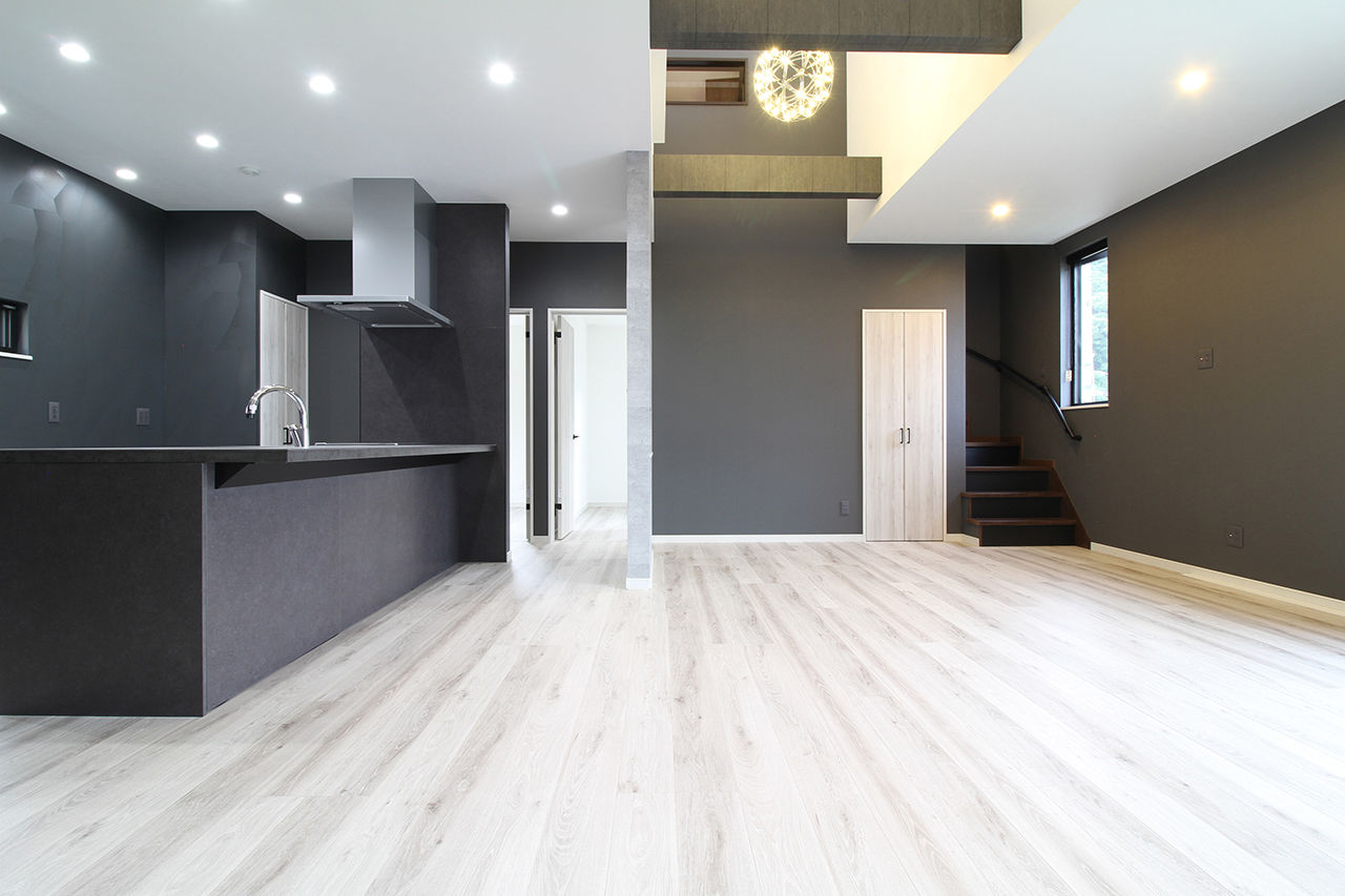 Kocoro house 【1000万円台後半｜大津市｜間取り図有】吹き抜けのある2階リビングとインナーガレージの家の建築実例画像2