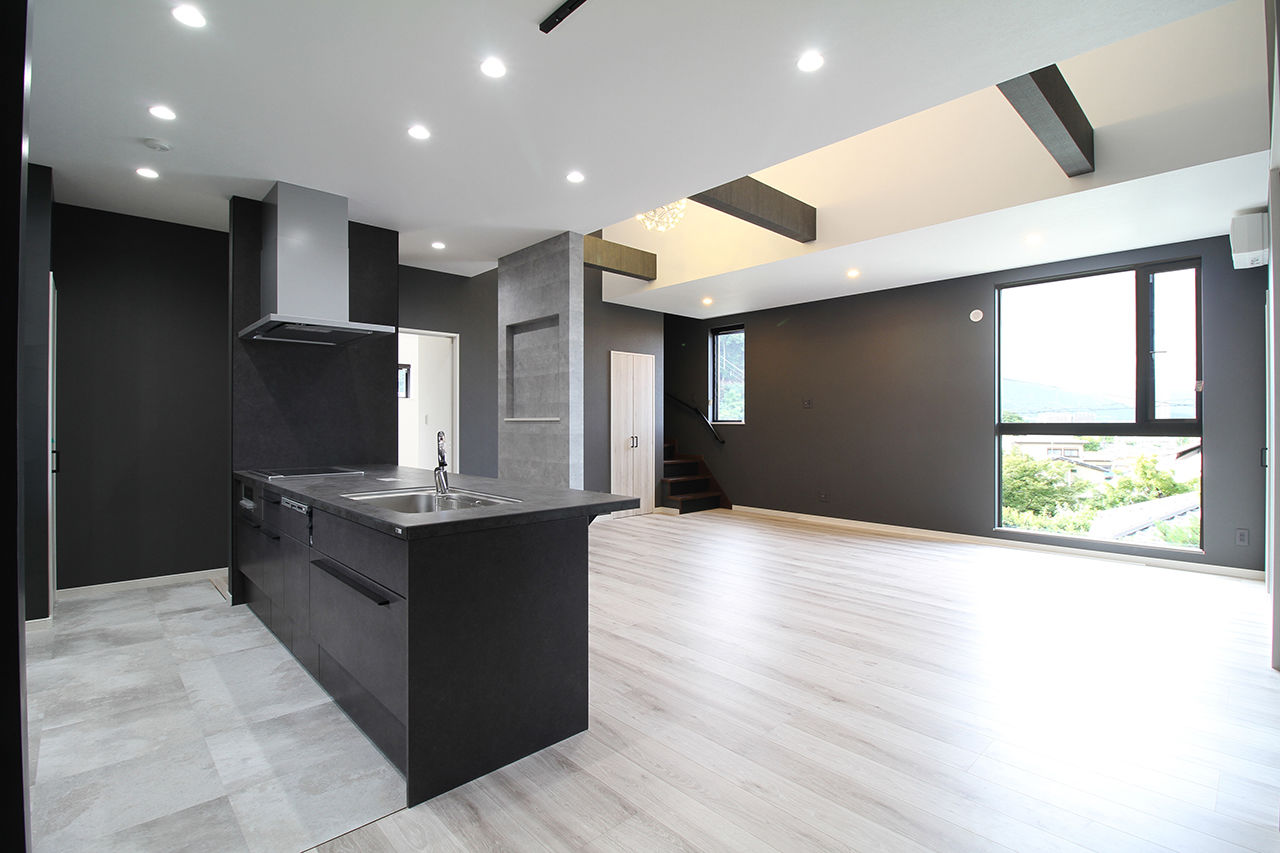 Kocoro house 【1000万円台後半｜大津市｜間取り図有】吹き抜けのある2階リビングとインナーガレージの家の建築実例画像3