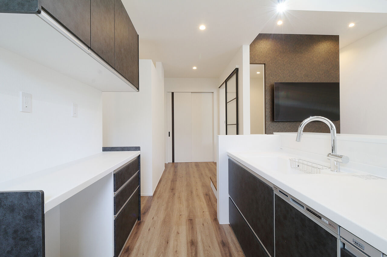 Kocoro house 【2000万円台前半｜栗東市｜間取り図有】約45坪の土地に4台駐車可能。家族玄関のあるインナーガレージの家の建築実例画像3