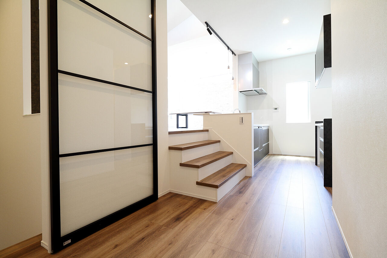 Kocoro house 【2000万円台前半｜栗東市｜間取り図有】約45坪の土地に4台駐車可能。家族玄関のあるインナーガレージの家の建築実例画像5