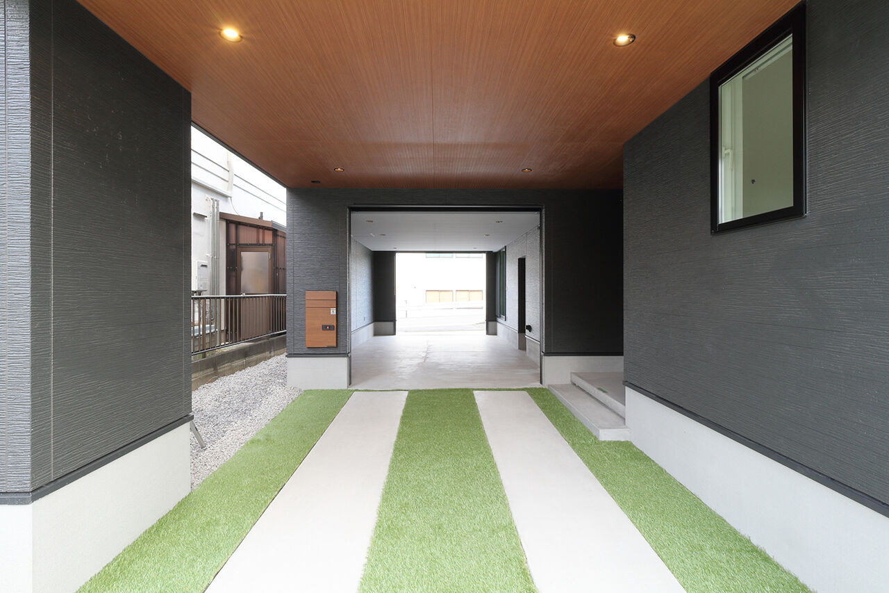 Kocoro house 【2000万円台前半｜栗東市｜間取り図有】約45坪の土地に4台駐車可能。家族玄関のあるインナーガレージの家の建築実例画像6