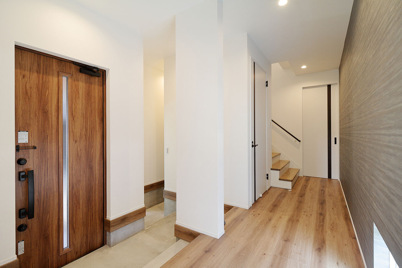 Kocoro house 【2000万円台前半｜栗東市｜間取り図有】約45坪の土地に4台駐車可能。家族玄関のあるインナーガレージの家の建築実例画像8