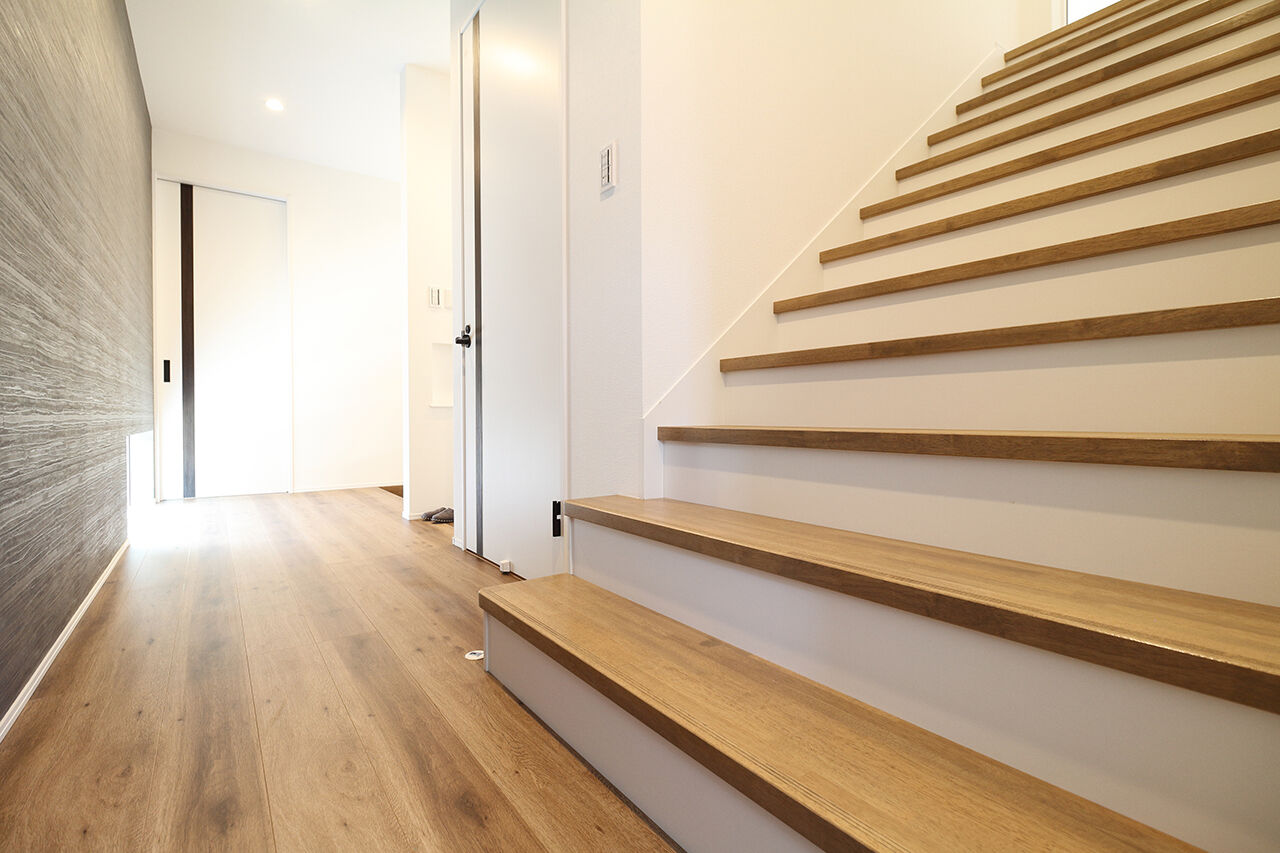 Kocoro house 【2000万円台前半｜栗東市｜間取り図有】約45坪の土地に4台駐車可能。家族玄関のあるインナーガレージの家の建築実例画像9