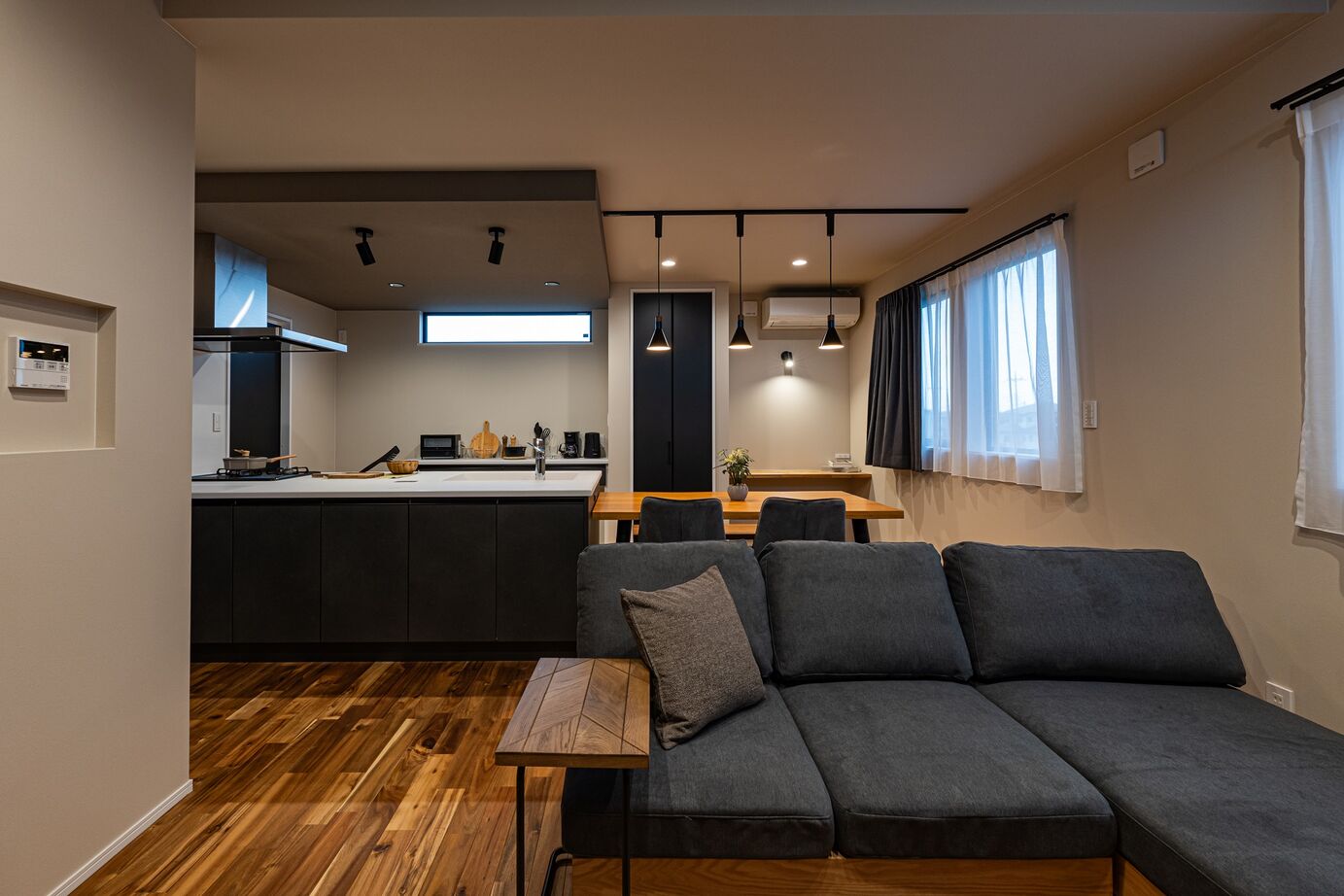 NOVEL  HOUSE 都会的なオープンガレージの家の建築実例画像2