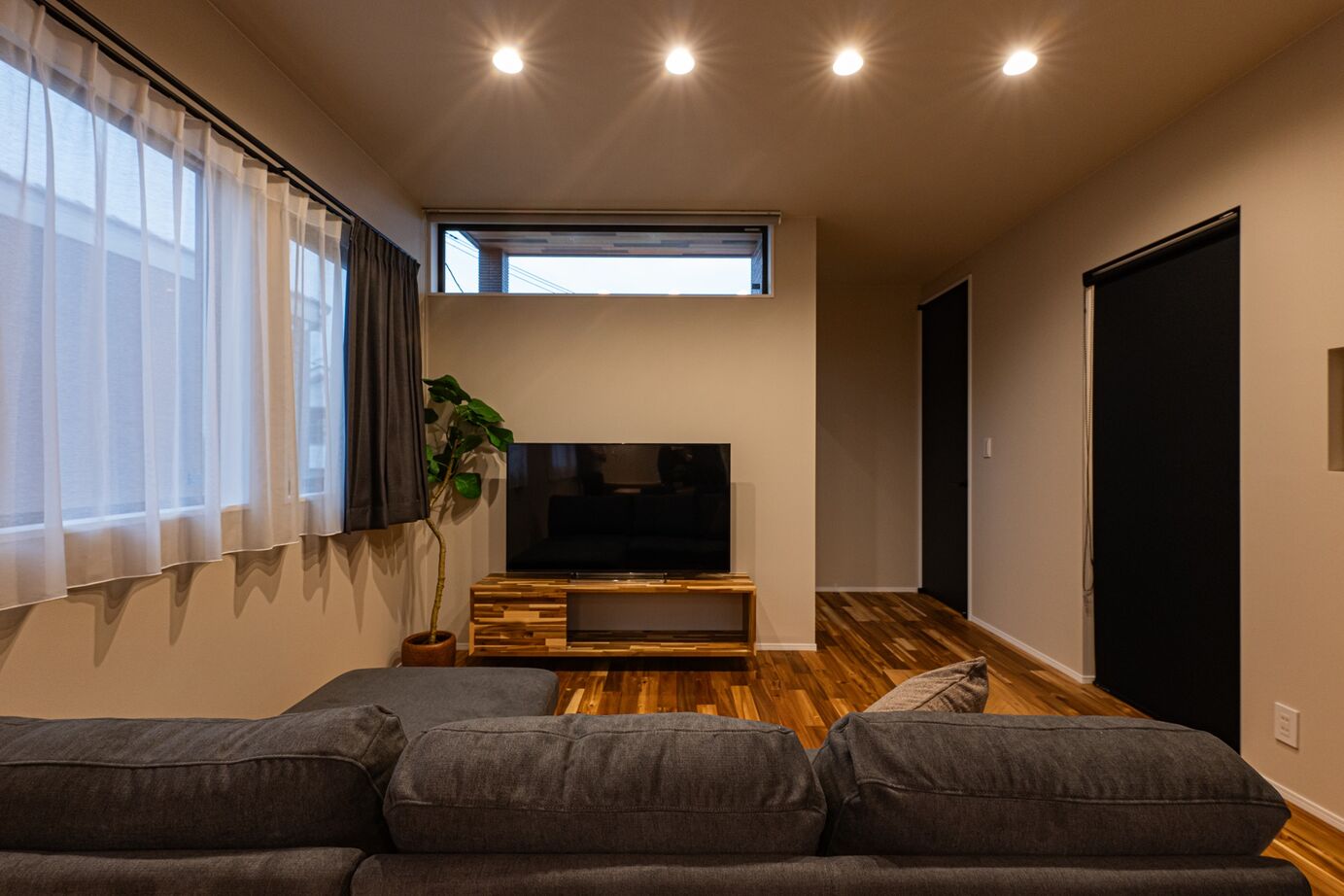 NOVEL  HOUSE 都会的なオープンガレージの家の建築実例画像3